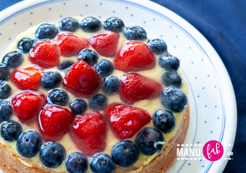 Erdbeerkuchen mit Vanille und Waldbeeren – manufab.de